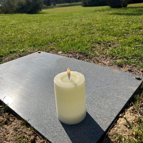 Vela sobre la sepultura Placement of a candle on the headstone